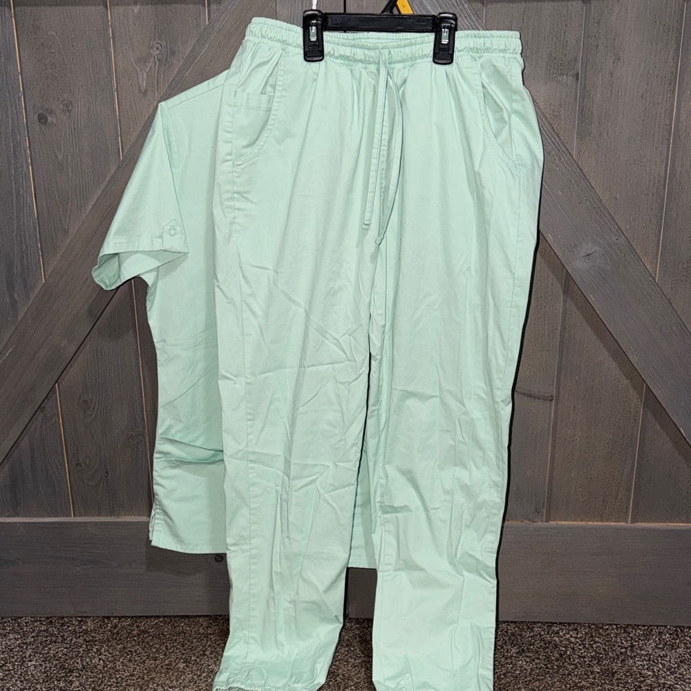 Butter-Soft Women's Mint Green Scrub Top - Picture 7 of 8